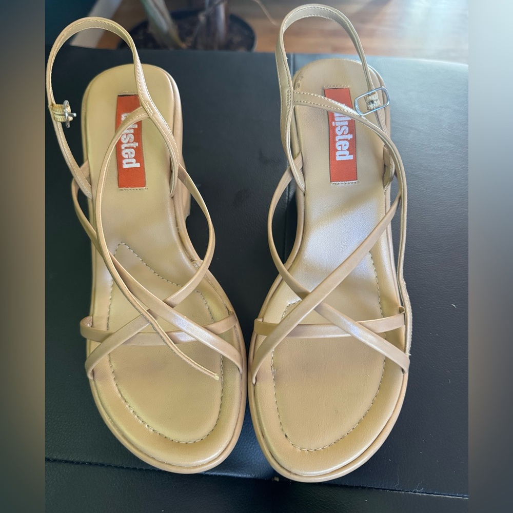 Be Strappy Unlisted Kenneth Cole size 9